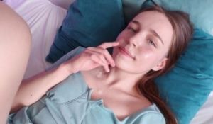 操了一个穿着裙子的女孩并射在她脸上