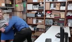 狂热的金发少女小偷被商店保安指交和性交