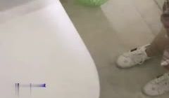 小美女和男友逛街来兴致约战公厕激情啪啪大战求刺激
