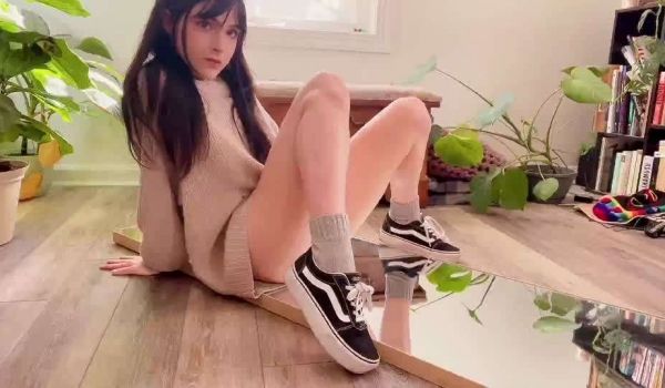 坐在镜子上面自慰