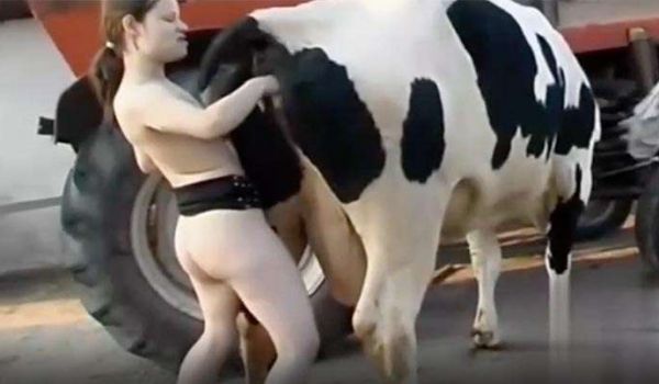 骚货手指插入母牛逼里辣场面中疯狂的户外人兽交妻子