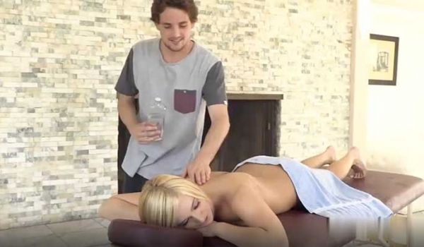 色情男按摩师的经验丰富服务真是很棒让你的骚逼爽翻
