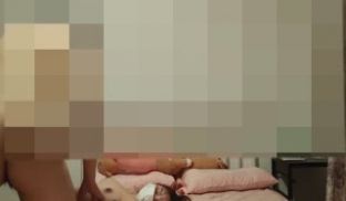 绿帽老公下药迷翻老婆让领导来干她的大肥B