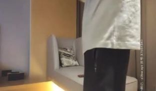 38F大奶美女翻车朋友打电话说被直播了