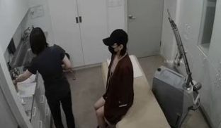 整形医院破解摄像头记录隆胸整形医院医生检查妹子胸