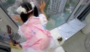 找了个素人妹子穿上我特制的制服第一视角把玩