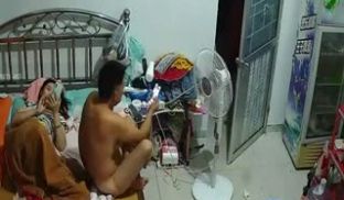 一边看抖阴一边干皮肤黝黑哥一边看抖阴一边和媳妇干