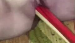 校园霸凌好几个女生欺负一个女孩脱光她衣服往下身塞