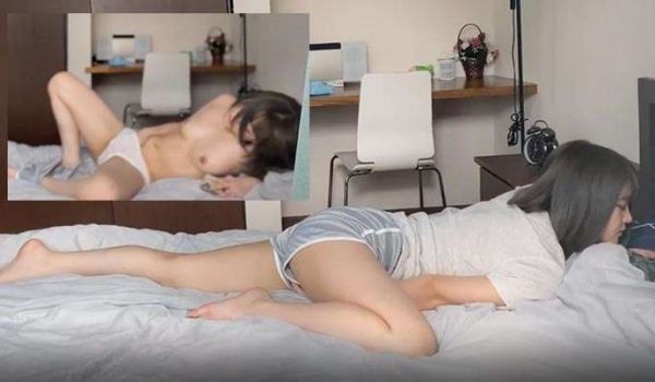 偷窥邻家小姐姐寂寞难耐床上自慰