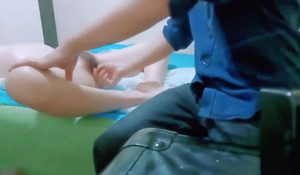 骚宝偷拍客户特殊服务骚女全身推油多毛骚穴按摩床上