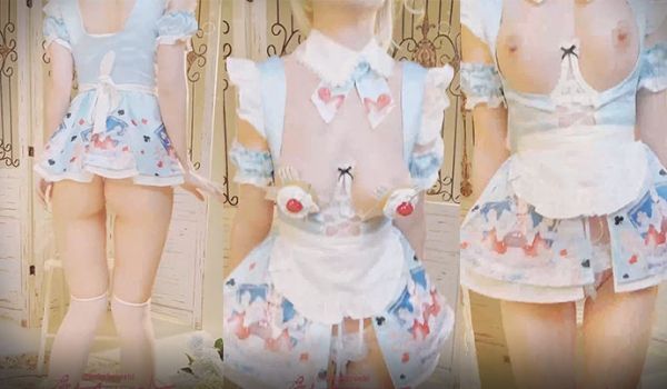 可爱的妹子露两粒奶在跳舞