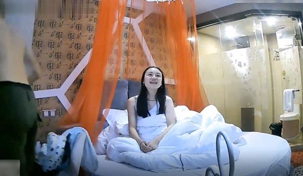 酒店偷拍情趣酒店破解监控偷拍气质美女和男友缠绵啪