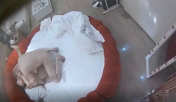 酒店偷拍丰腴肉肉美女和老头在情趣酒店偷情做爱抽插