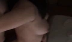 情侣自拍清纯学生妹拿着手机对着镜子拍摄被男友后入