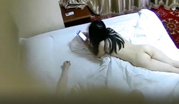 钟点房偷拍饥渴的光头哥口活了得把妹子舔的不要不要