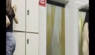 浴室更衣室近距离偷拍几个身材不错的年轻妹子换衣服