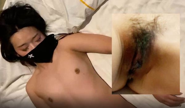 看着小姐姐躺着床上露奶被抚摸的的姿态