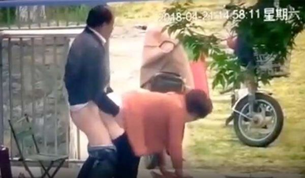 老汉推车夫妻农家门外开操