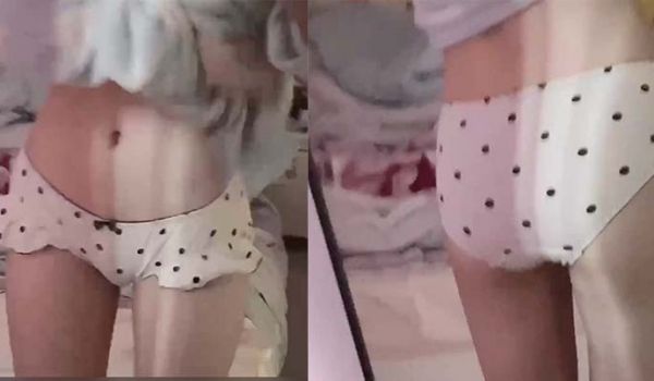 小姐姐秀下她的可爱内裤