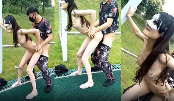 不害羞的小情侣白天在操场里做爱哦