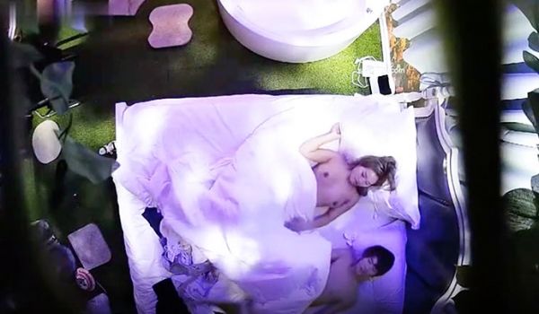 酒店偷拍情趣酒店浴缸房上帝视角偷拍两对男女炮友开