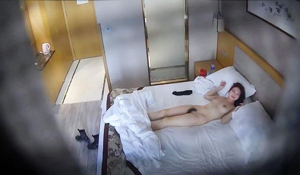 酒店偷拍萤石云酒店摄像头偷拍高富帅约炮身材超棒的