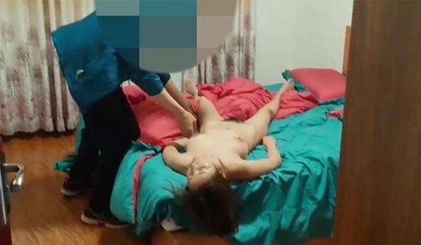 绿帽男找代驾司机迷玩自家女友死猪裸体被抱到房间迷