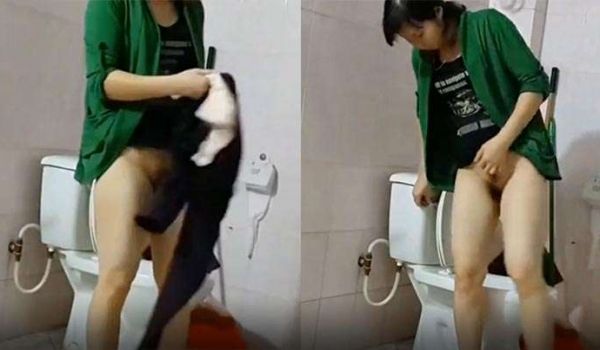 浴室偷装摄像头水电工给小姐姐修热水器在浴室偷拍她