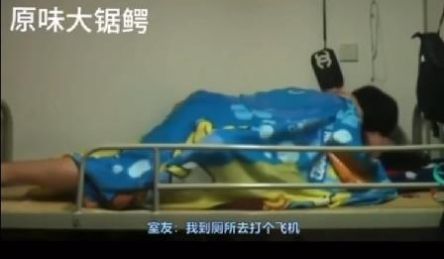 把女朋友带回宿舍操逼，让兄弟们眼巴巴看着，真不是