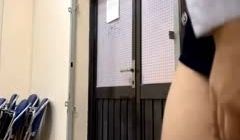 制服骚货使用跳蛋自慰_小骚逼喷了不少尿_明天有人