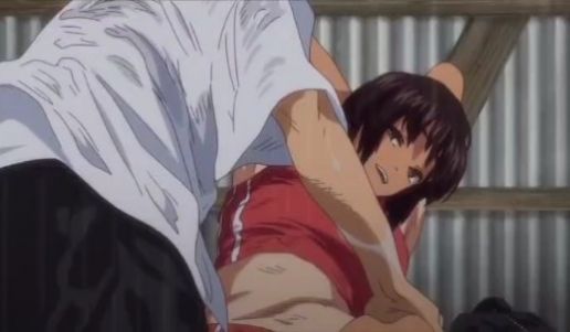 第一集蜗牛田径女子在雨下个不停的远离村庄的公交车