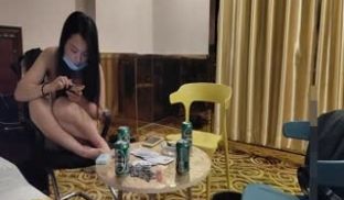 驴友们的潇洒生活走遍全国晚上酒店打牌喝酒做爱双飞