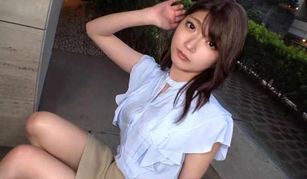 SIRO-5162走到另一边深入浅出暖心女大学生