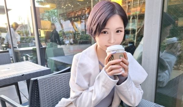 SIRO-5282一位年长的女士带着平静而神秘的
