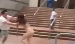 这是什么操作街头惊现裸女逃跑全身赤裸