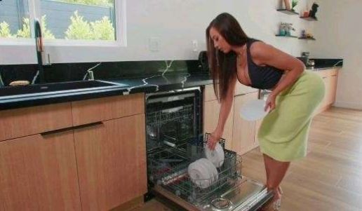 [高清欧美]极品美少妇背着老公悄悄偷情他的好兄弟